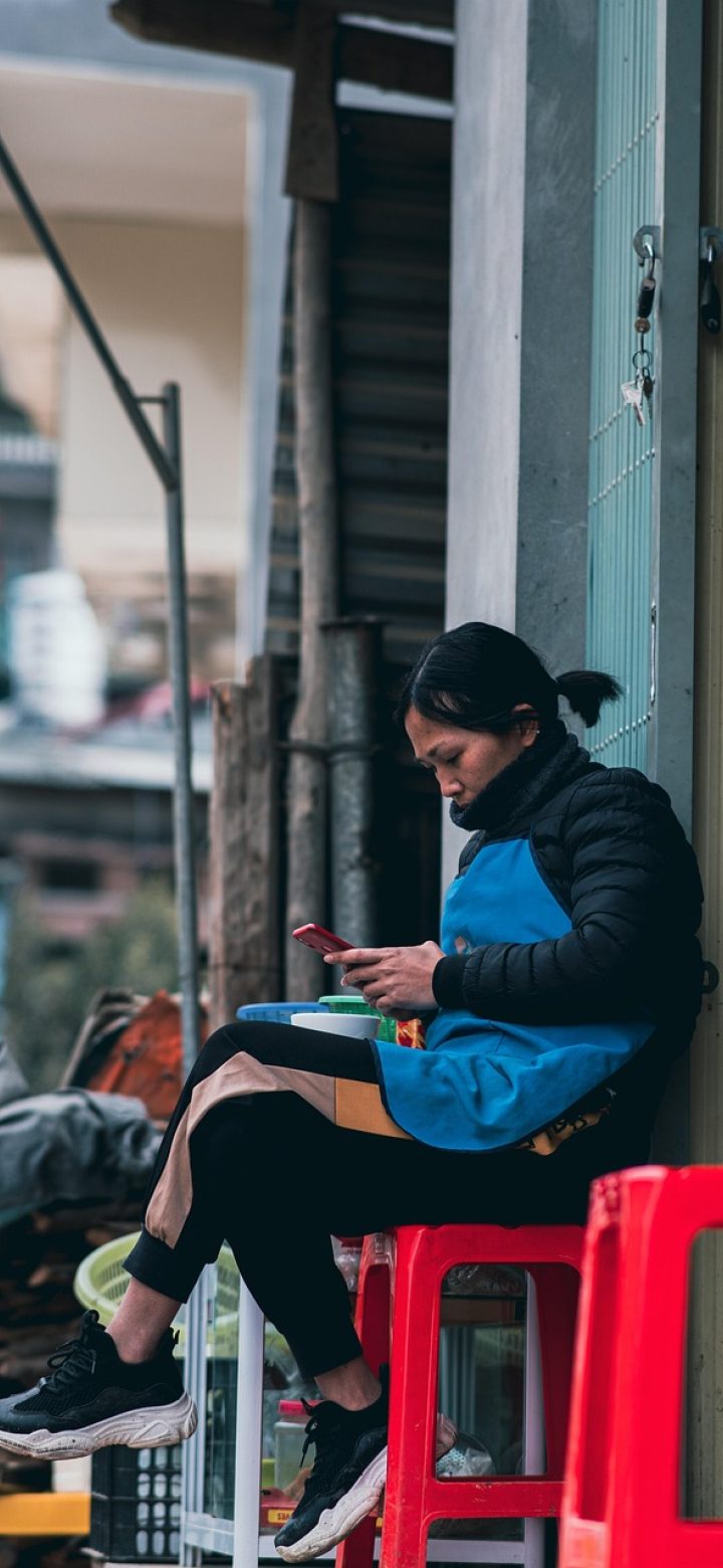 www.aqd.com 爱情岛论坛 爱情岛论坛 App 首页界面：竖屏手机中排列着板块卡片与今日热帖列表，浅米底色配墨绿标题，画面干净留白